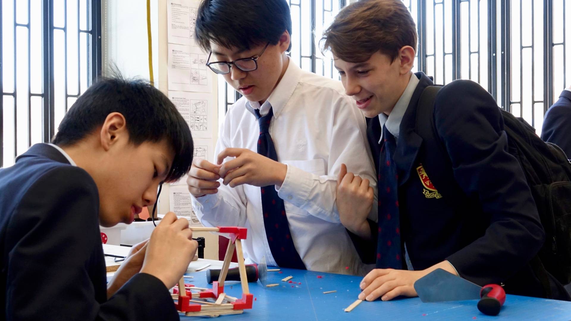 LCC Seniors colaborando em uma construção.